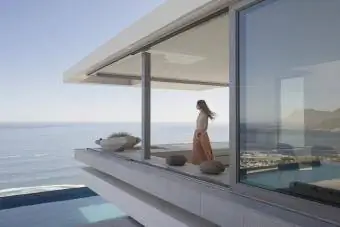 Femme debout sur le pont avec vue sur l'océan