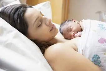 vrouw met pasgeboren baby