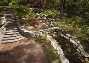 jardín en terrazas con piedras