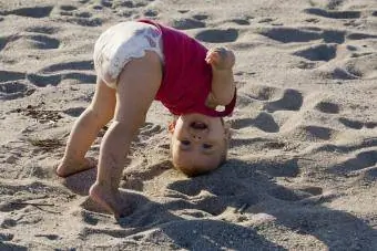 sødt lille barn på stranden