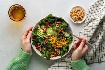 salada verde com grão de bico, castanha de caju e tomate cereja