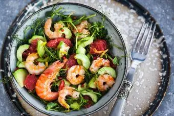 salade verte garnie de crevettes