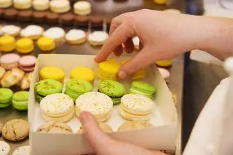 memasukkan macaron ke dalam kotak