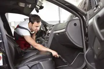 Curățare mașină, om hoovering interiorul mașinii