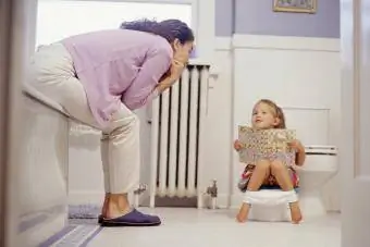 Mãe treinando filha para usar o penico