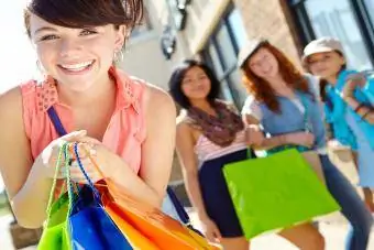 amis adolescents avec des sacs à provisions