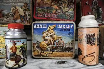 Kovový obedár Annie Oakley a Tagg