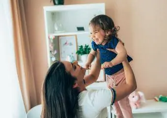 ibu dan anak gembira