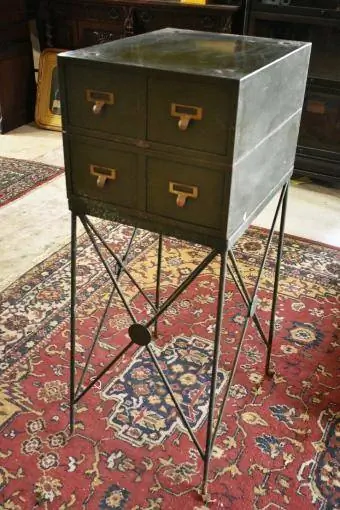 Зелен метален шкаф за подреждане на крака от средата на века