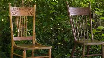Antike Stühle mit gepresster Rückenlehne