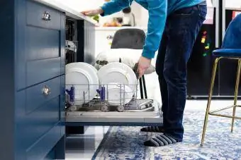 ظروف کثیف در ماشین ظرفشویی