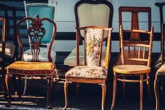 Vintage καρέκλες προς πώληση στην υπαίθρια αγορά