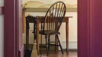 karrige windsor në tavolinë