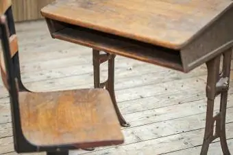 ვინტაჟური სკოლის მაგიდა და სკამი