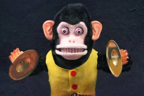 Емблематичната играчка маймуна с чинели: откъде започна всичко