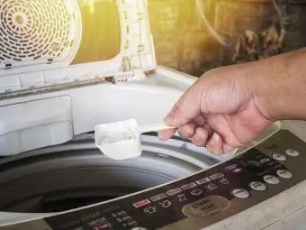 çamaşır makinesinde deterjanın ölçülmesi