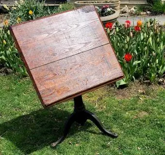 Miza za risanje iz starinskega hrasta z nastavljivim podnožjem iz litega železa, podnožjem za stojalo, pripisano K&E