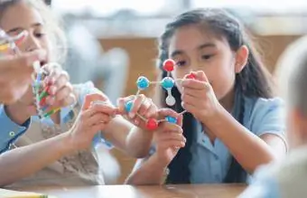 Dekleta izdelujejo model DNK