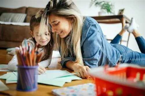 Kuidas leida tööd lapsehoidjaks & Reklaamige oma teenuseid