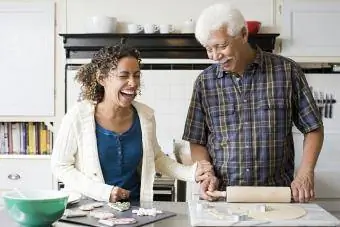 Büyük babasıyla birlikte kurabiye pişiren kadın