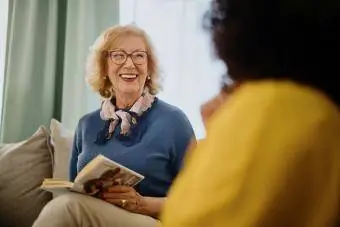 Nëna e moshuar e lumtur në klubin e librave
