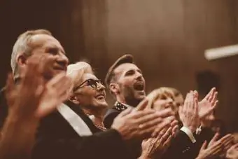 Zoon en moeder in staande ovatie bij opera