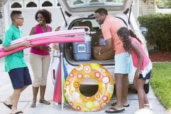 Familie împachetează mașină pentru o excursie la plajă