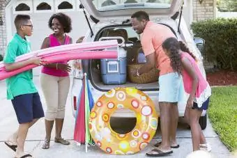 Voiture d'emballage familiale pour un voyage à la plage