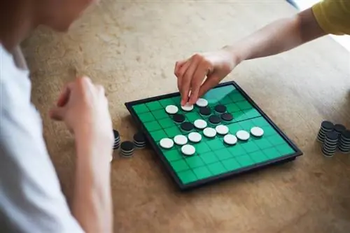 วิธีเล่น Reversi (และชนะ): การเล่นเกมขั้นพื้นฐาน & กลยุทธ์