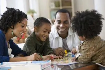 Afro-Amerikan aile birlikte Candyland masa oyunu oynuyor