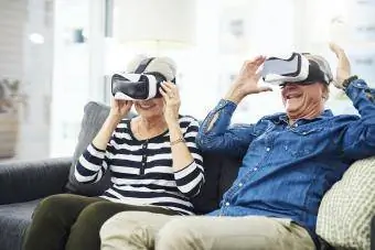 Pagyvenusi pora smagiai žaidžia VR