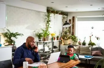 cihazlara bakarken baba oğluyla masada oturuyor