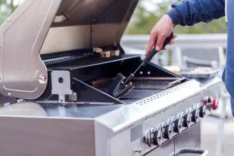 Gasgrill im Freien reinigen