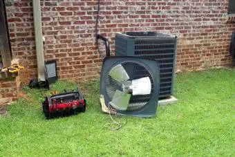 Bobina del condensador del compresor del aire acondicionado con ventilador y herramientas para mantenimiento