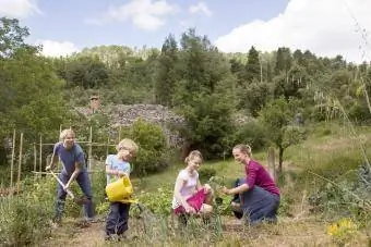 Familie på fire havearbejde