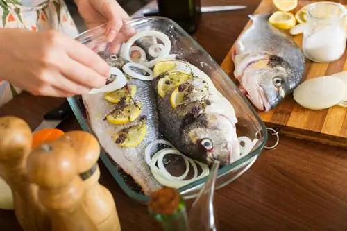 11 راه حل آسان برای از بین بردن بوی ماهی در خانه بعد از پختن