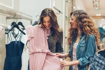 Две момичета пазаруват рокли