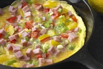 Frittata di Prosciutto e Verdure in Padella di Ghisa