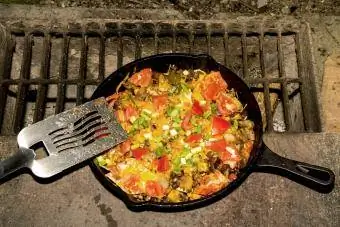 Bål Nachos matlaging på grillen