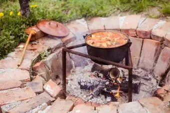 Rebus masak perlahan di atas api kayu