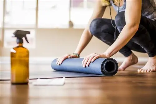 Čistenie podložiek na jogu vlastnými rukami & spreje, ktoré vám pomôžu zostať zen
