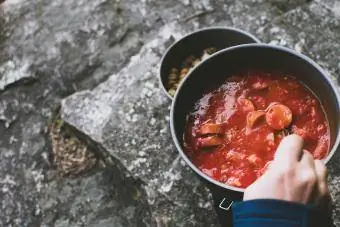 Asmuo, ruošiantis Beanie Weenie