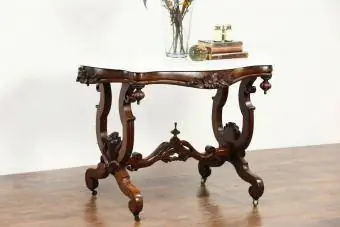 Izrezljana orehova miza iz starinskega marmorja