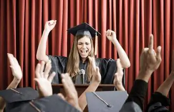 Graduado dando discurso