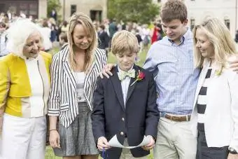 Familie smilende ved gymnasiets afslutning