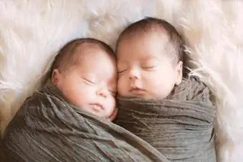 ทารกแรกเกิดแฝดกอดกัน