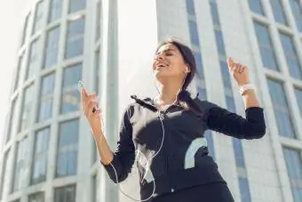 Vrouw dansen op straat