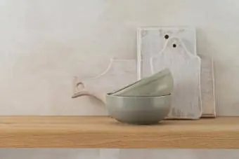 Bijele drvene daske za rezanje i keramičke zdjele
