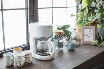Kaffeetheke mit Kaffeemaschine im Wohnzimmer
