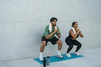 pasangan melakukan squats